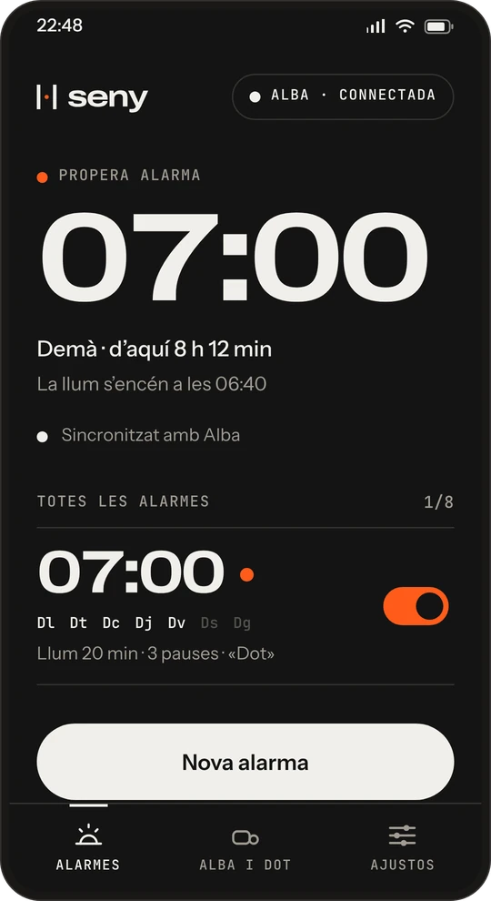 Pantalla de l’app amb la propera alarma a les 07:00, la llum que s’encén a les 06:40 i la llista d’alarmes sincronitzada amb Alba.