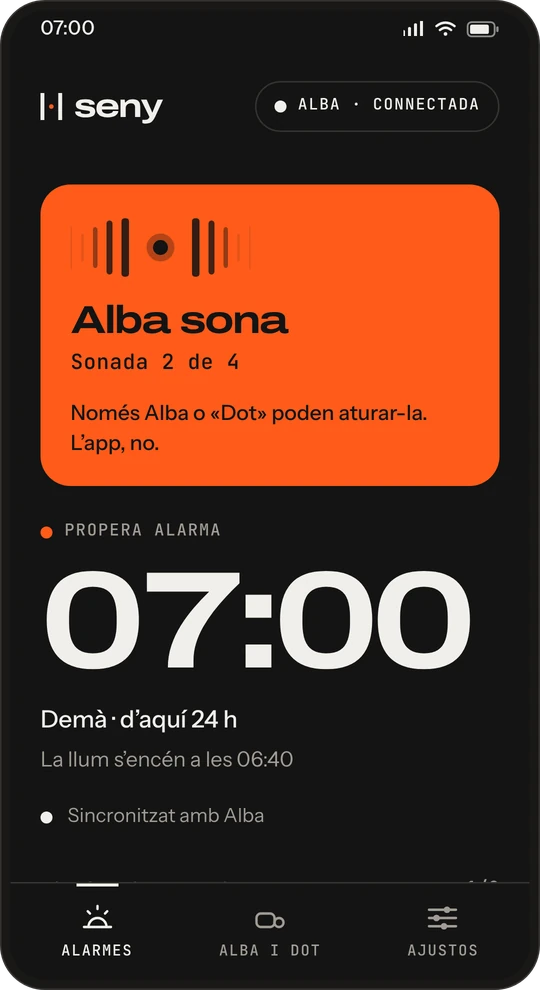 Pantalla de l’app mentre sona l’alarma: «Alba sona, sonada 2 de 4. Només Alba o «Dot» poden aturar-la. L’app, no.»